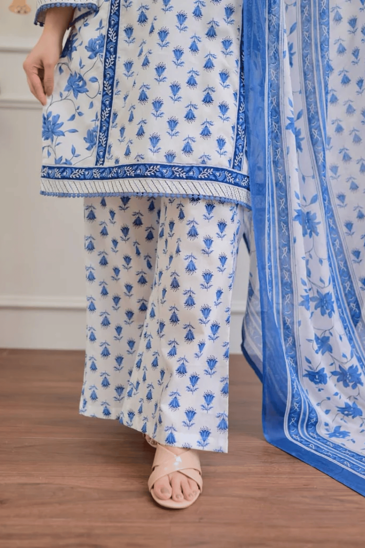 Majestic Diva's White & Blue Floral Printed Dupatta Set