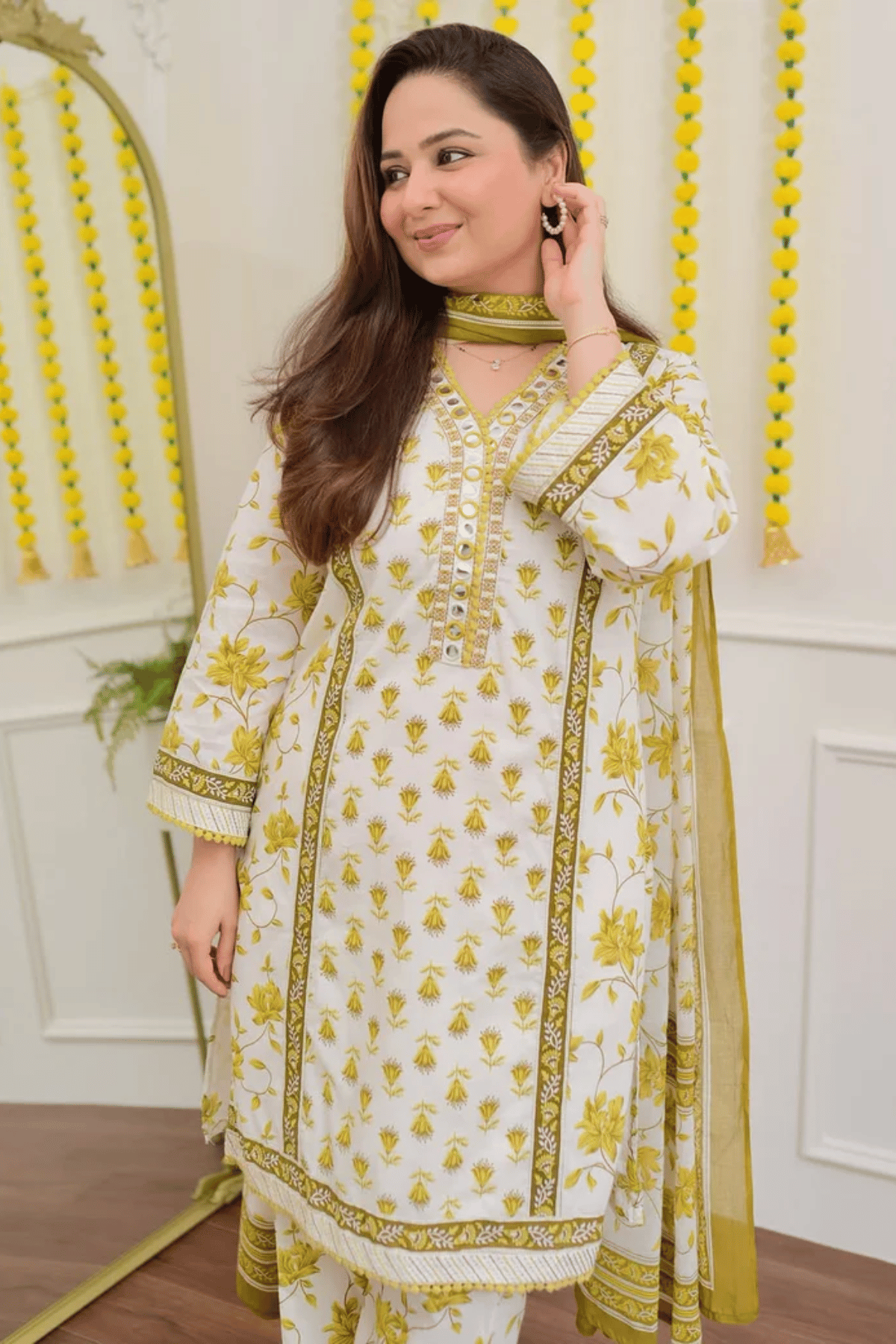 Majestic Diva's White & Mustard Floral Dupatta Set