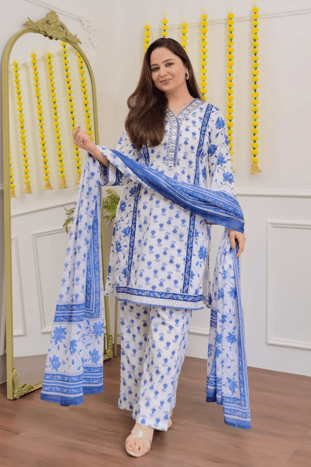 Majestic Diva's White & Blue Floral Printed Dupatta Set
