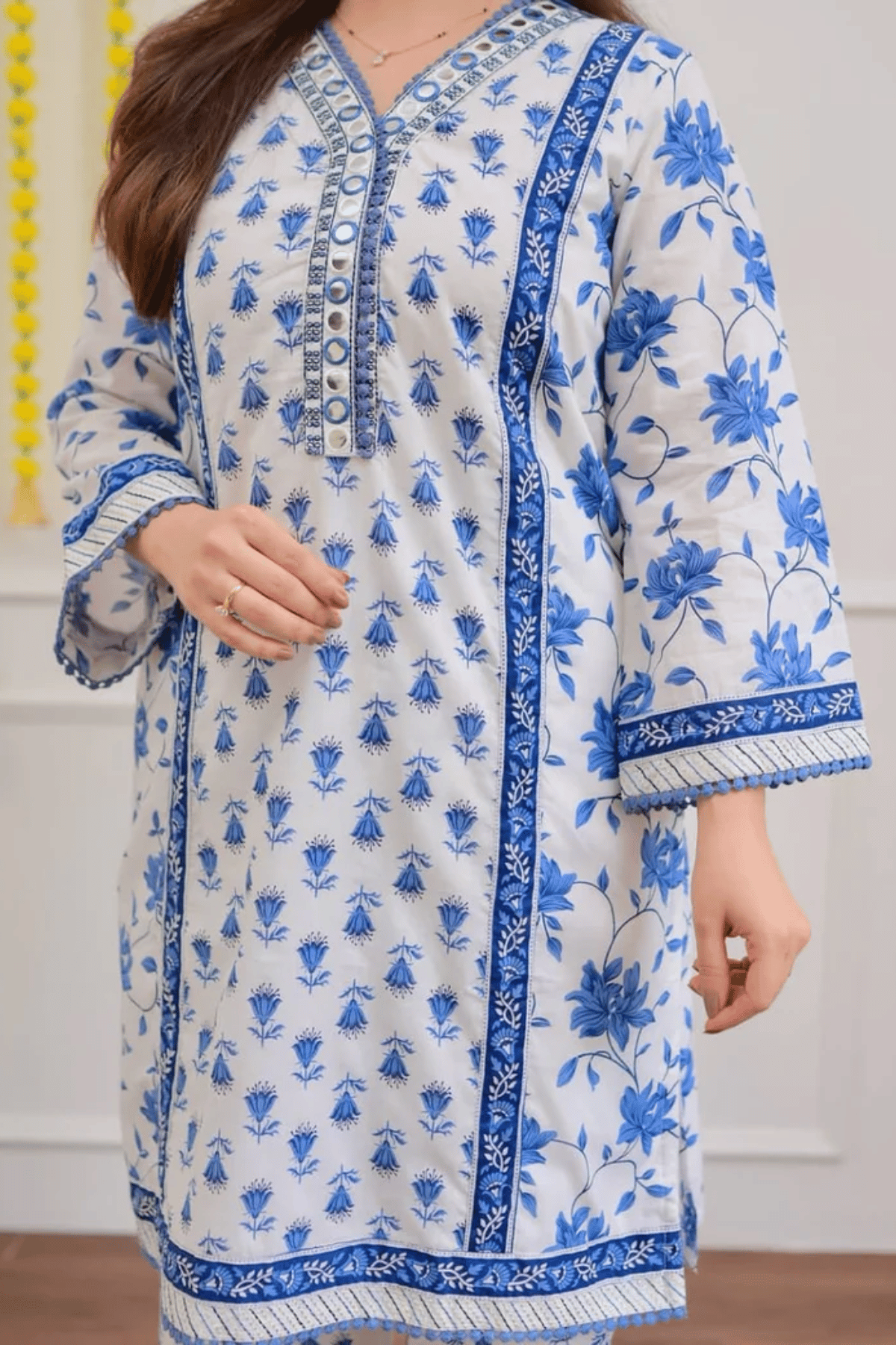 Majestic Diva's White & Blue Floral Printed Dupatta Set