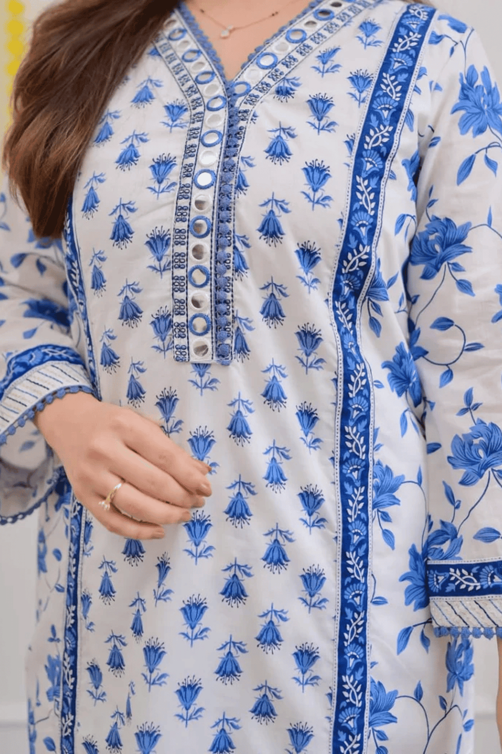 Majestic Diva's White & Blue Floral Printed Dupatta Set