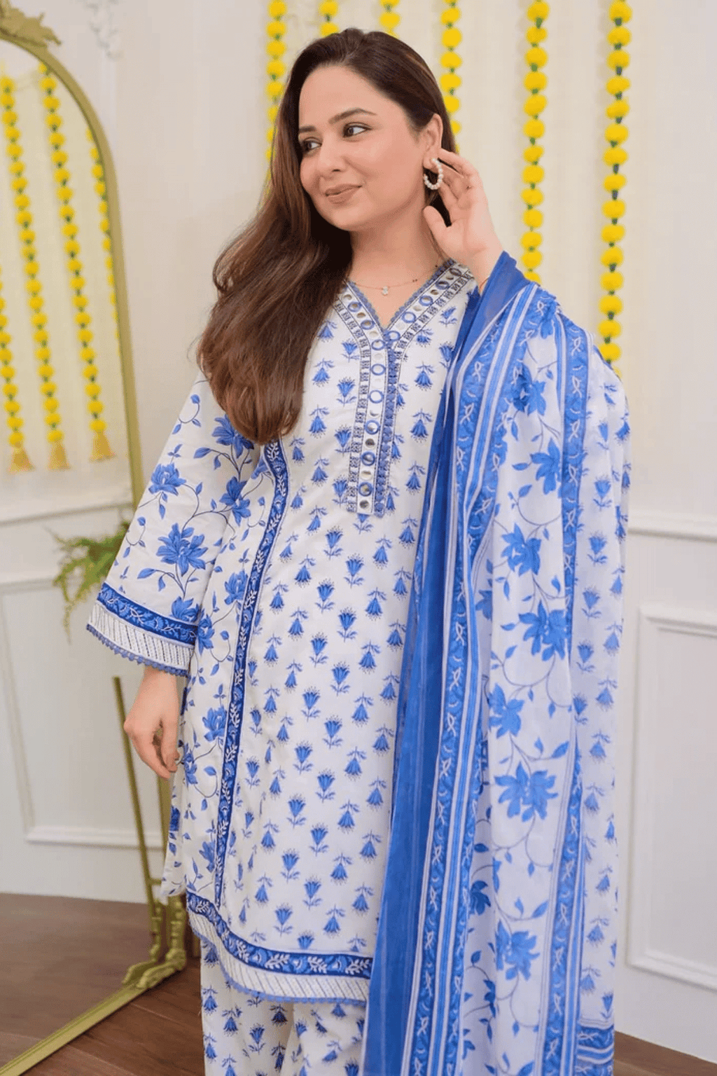 Majestic Diva's White & Blue Floral Printed Dupatta Set