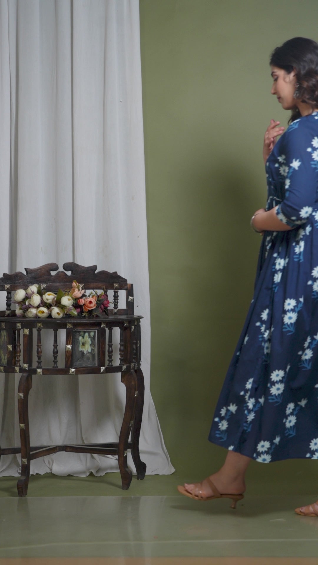 Majestic divas Cotton Navy Blue Daisy Floral Printed Maternity Feeding Kurta Dress with Dual Zippers